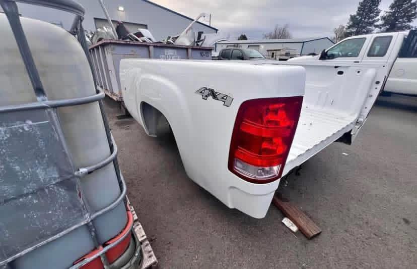 08-14 GMC 8ft white - Image 2