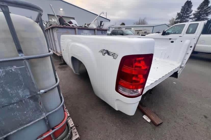 08-14 GMC 8ft white - Image 3