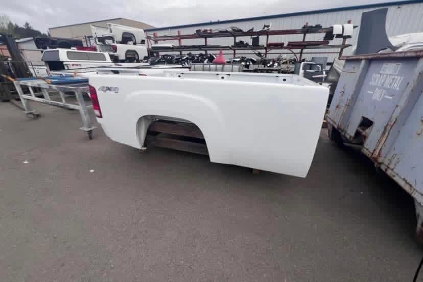 08-14 GMC 8ft white - Image 5