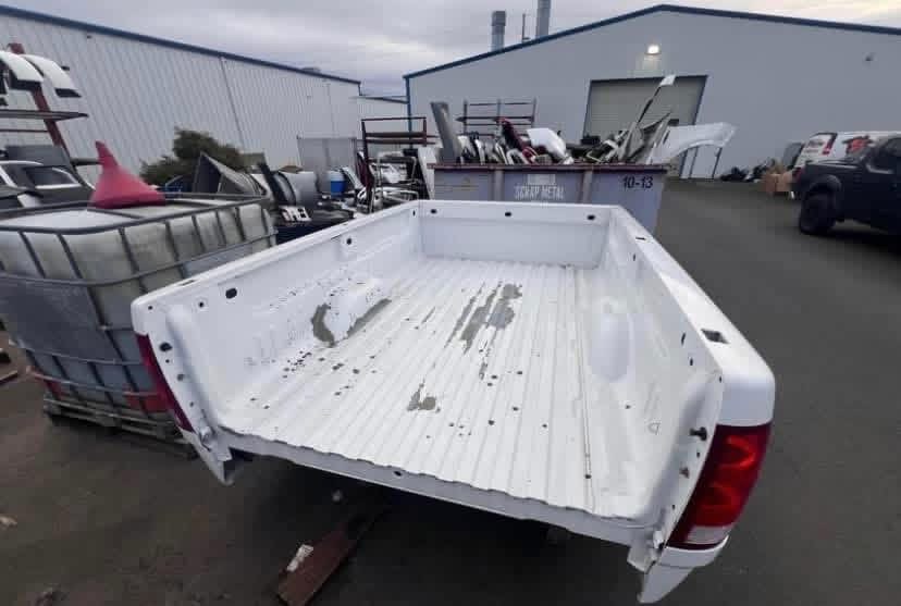 08-14 GMC 8ft white - Image 6